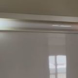 函館市内のマンションの一室。蛍光灯が切れかかっている様子。