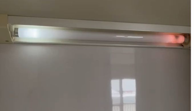 函館市内のマンションの一室。蛍光灯が切れかかっている様子。